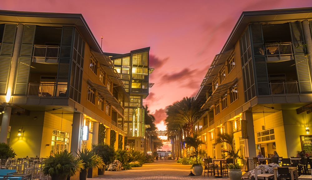 Quartier Carmana Bay aux Îles Caïmans.